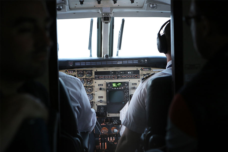 piloten in cockpit vliegtuig