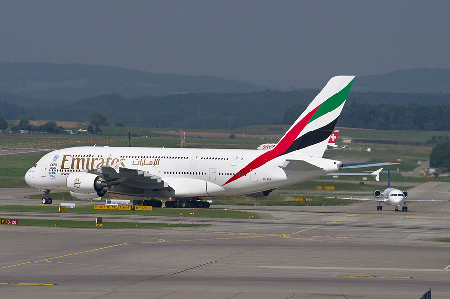 emirates vliegtuig geparkeerd op vliegveld