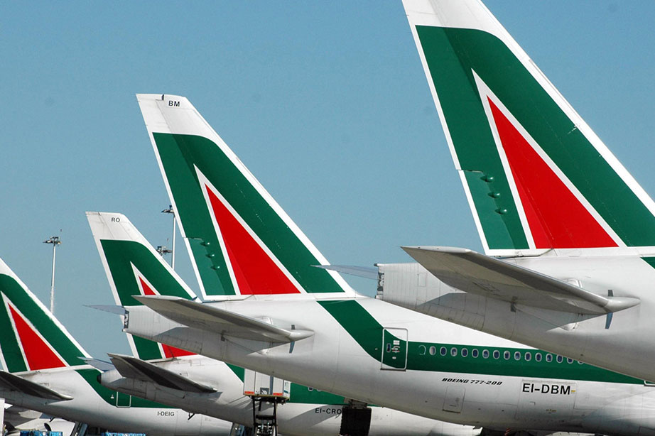 logo Alitalia op staart geparkeerde vliegtuigen