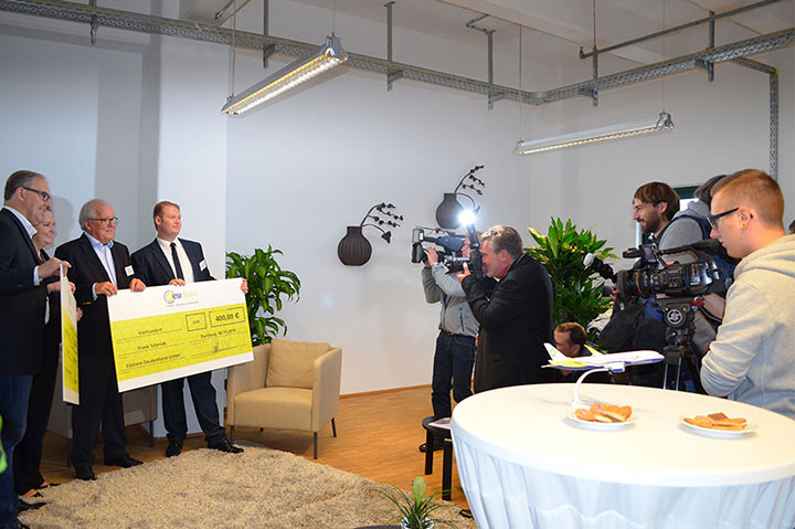 journalisten fotograferen tijdens opening kantoor duisburg