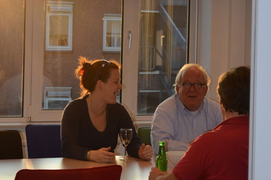 Adeline, Hendrik en Tjitze aan tafel nieuwe kantoor Arnhem