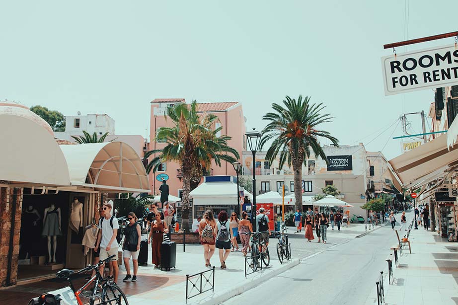 Dorpje Chania in Kreta met toeristen