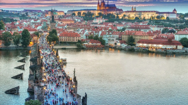 brug en stad praag op achtergrond met moldau rivier