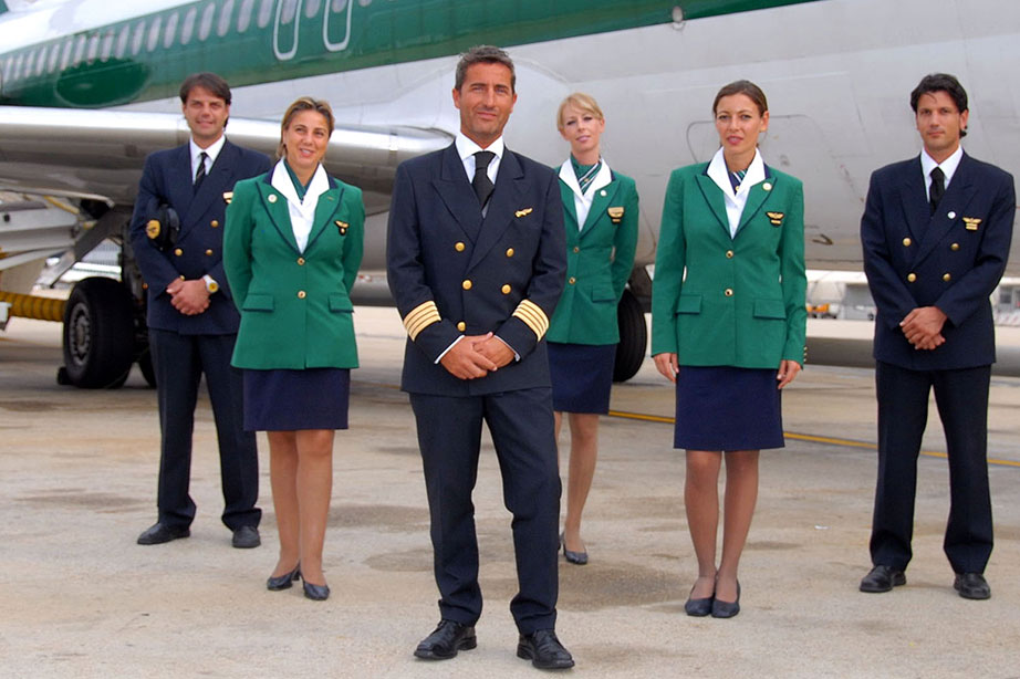 alitalia crew in oud uniform voor vliegtuig op vliegveld