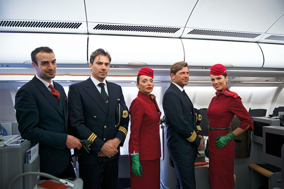 Alitalia cabin crew in vliegtuig in nieuw uniform