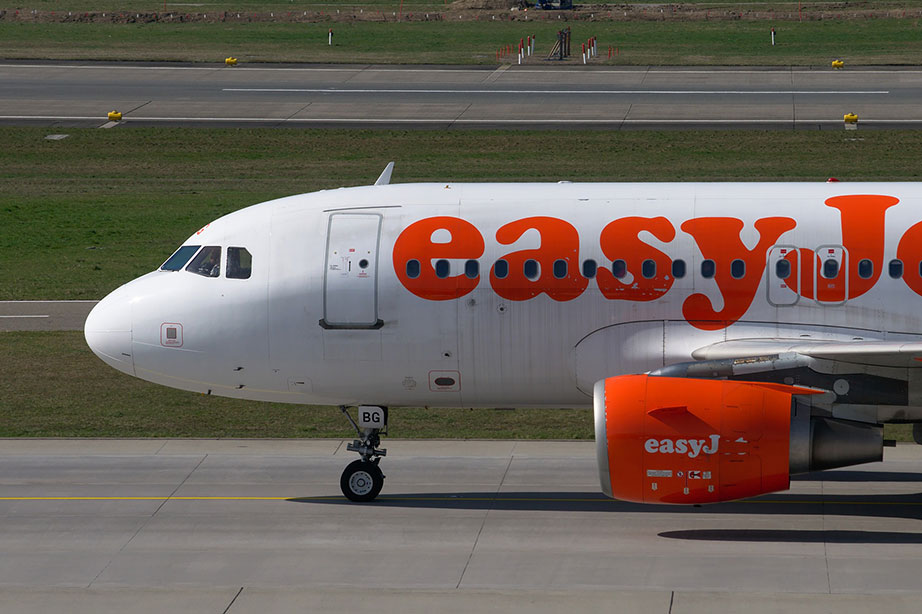 easyjet vliegtuig op landingsbaan vliegveld