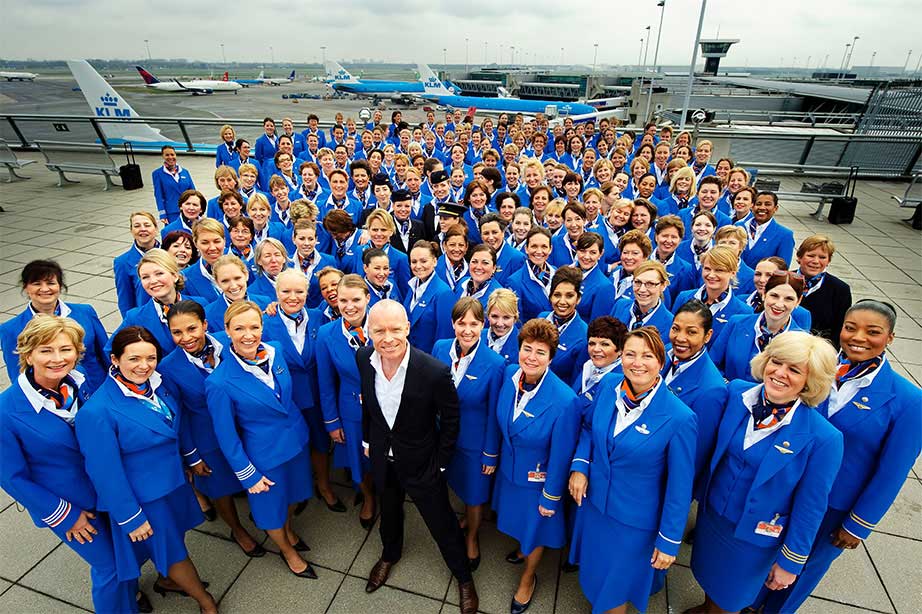 KLM nieuw uniform stewardessen met mart visser op vliegveld schiphol