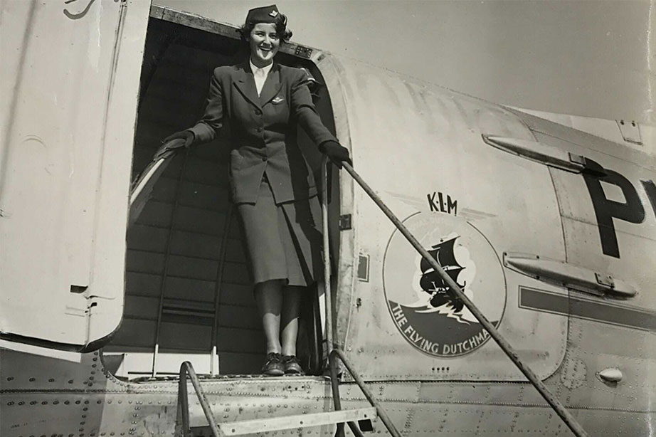 oude foto KLM stewardess uit het vliegtuig