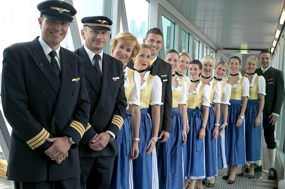 lufthansa crew in traditioneel kostuum