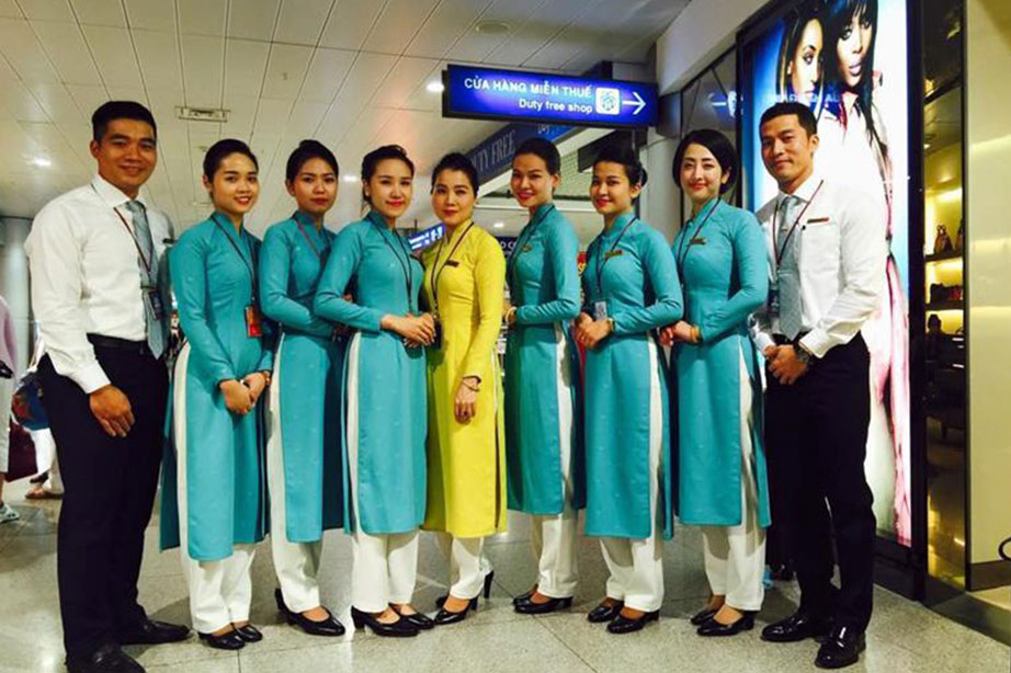 personeel vietnam airlines in uniform op vliegveld