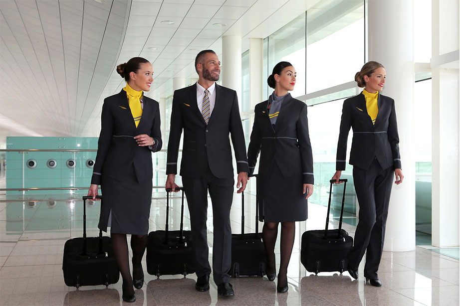 Crew van Vueling in nieuw uniform op vliegveld