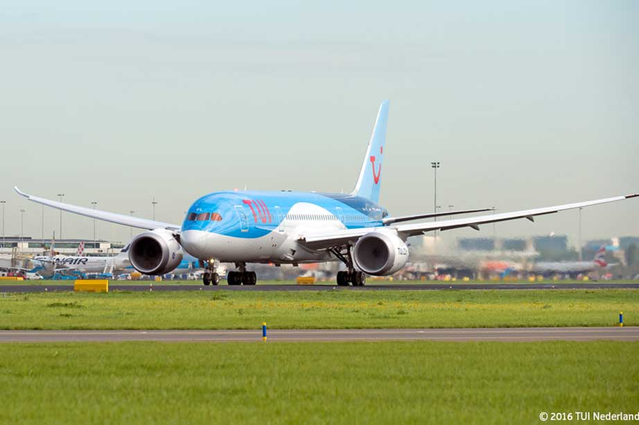 tui vliegtuig op amsterdam airport schiphol startbaan