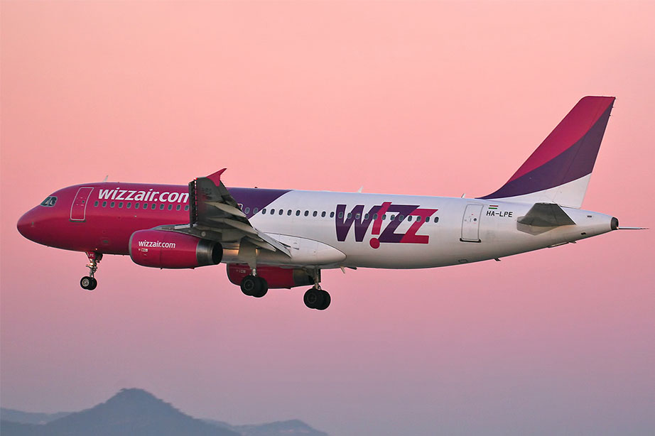 wizzair vliegtuig in roze lucht