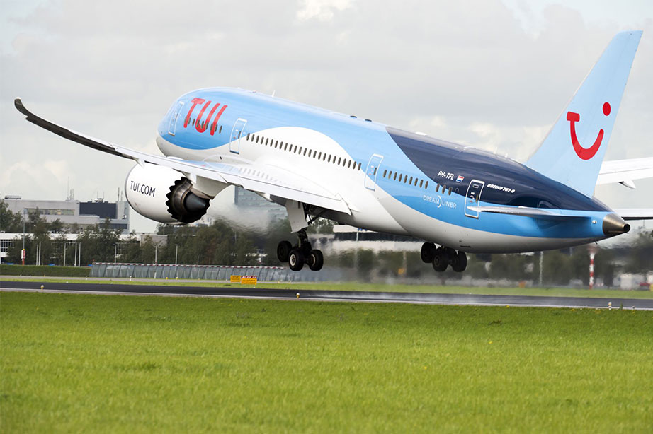 TUI vliegtuig landt op Eindhoven airport
