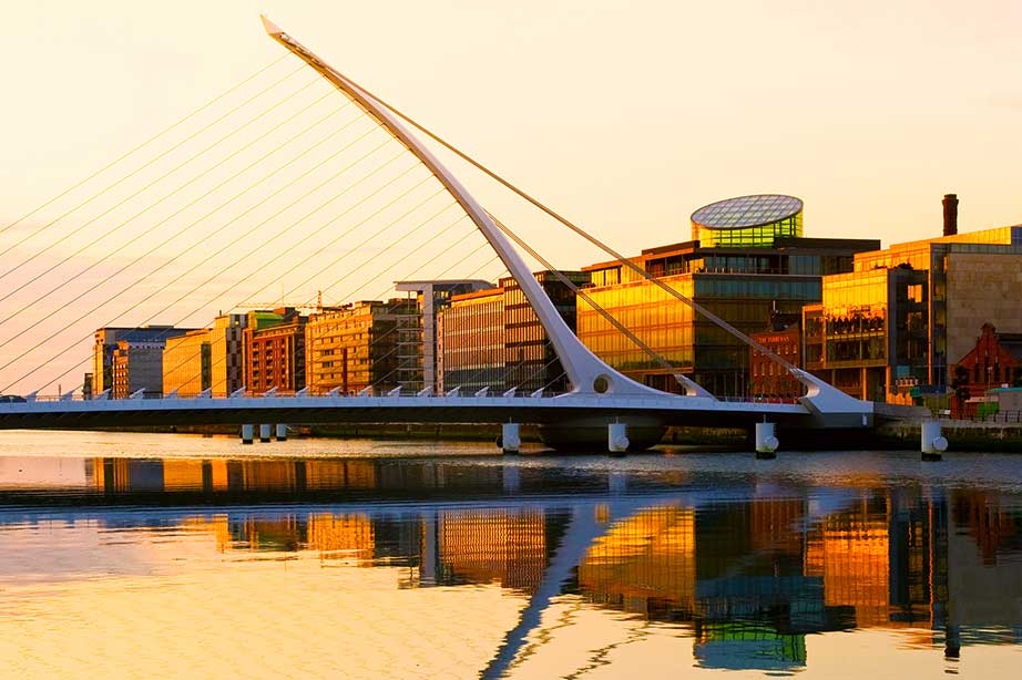 haven van dublin met een brug