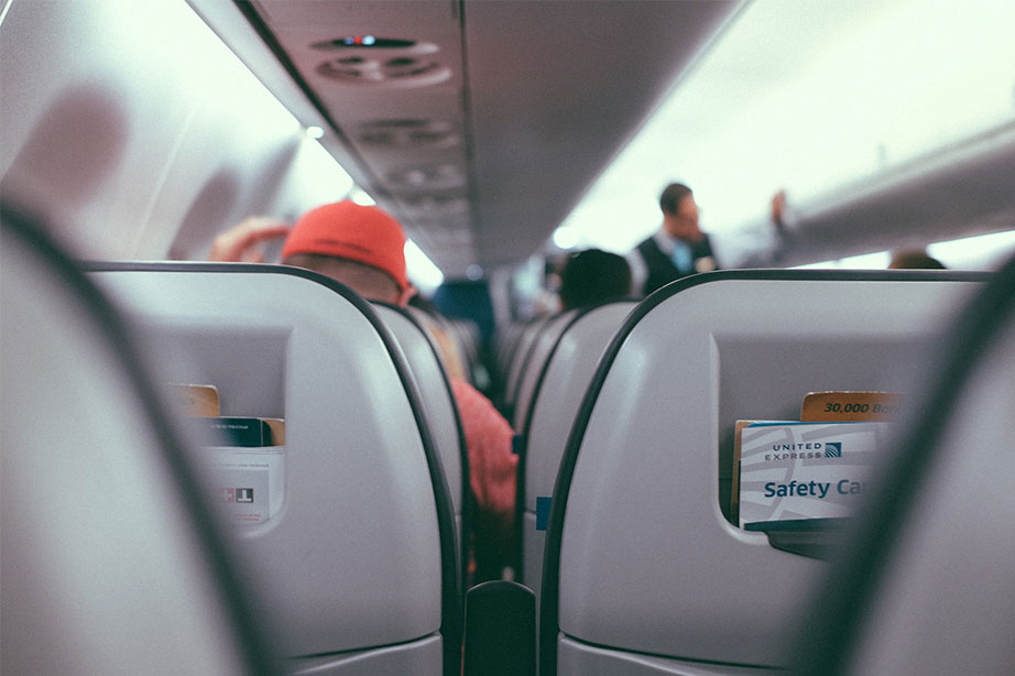 vliegtuigstoelen op een rij in de cabine met passagiers