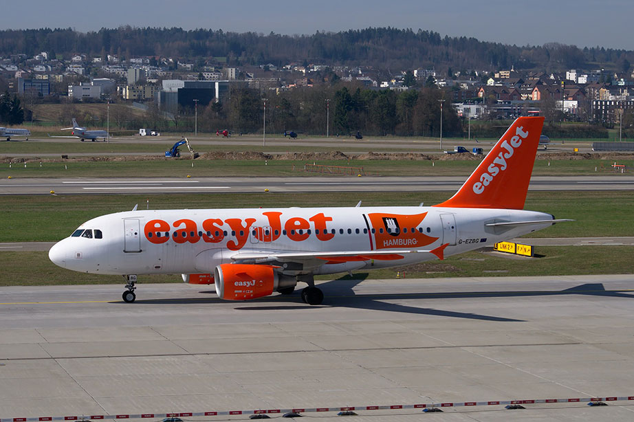 vliegtuig van easyJet op de landingsbaan in Duitsland