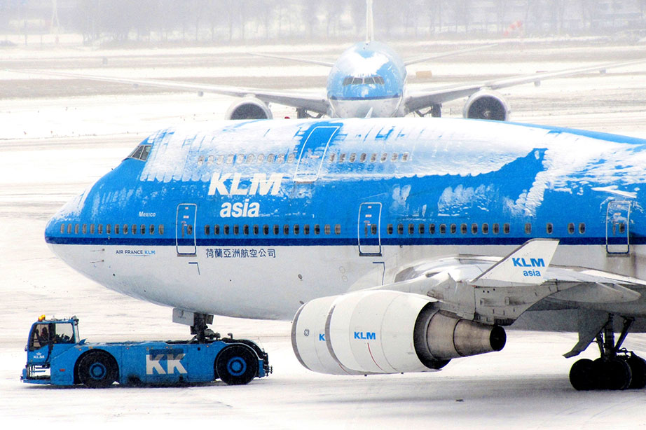 klm vliegtuig in de winter sneeuw op het schiphol airport