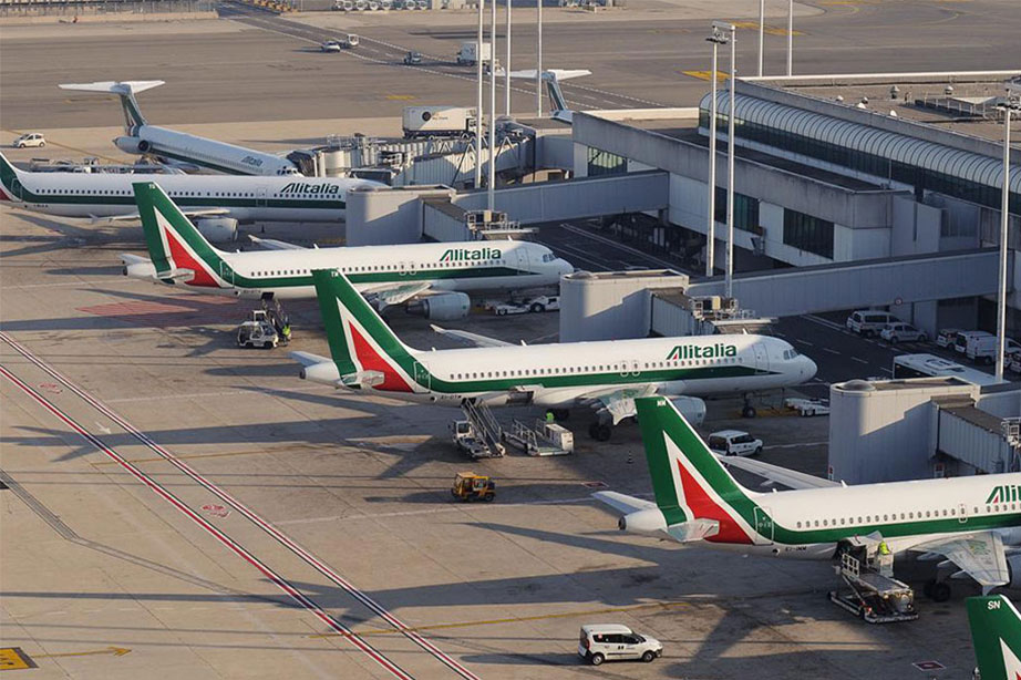 alitalia vliegtuigen bij atc op vliegveld rome