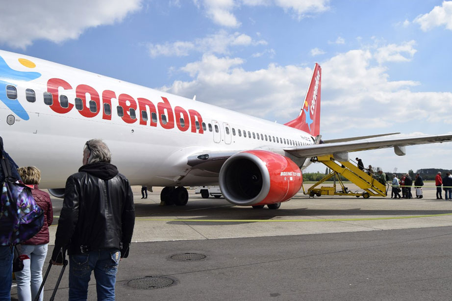 Corendon vliegtuig op asfalt maastricht airport