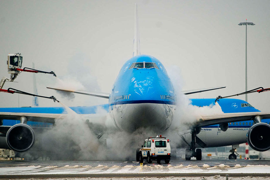 vliegtuig van KLM wordt ijsvrij gemaakt