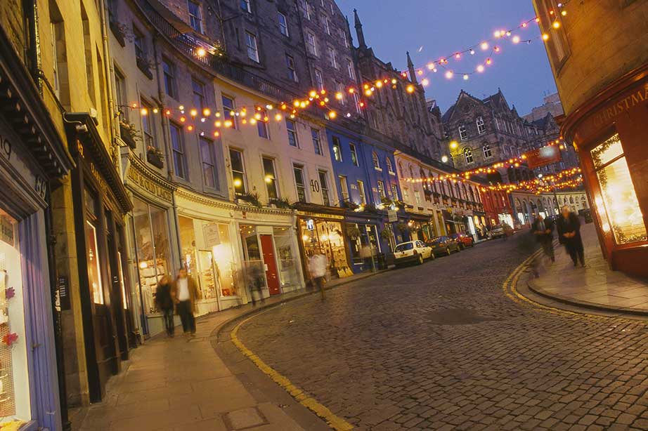 straat in edinburgh versiert met lichtjes