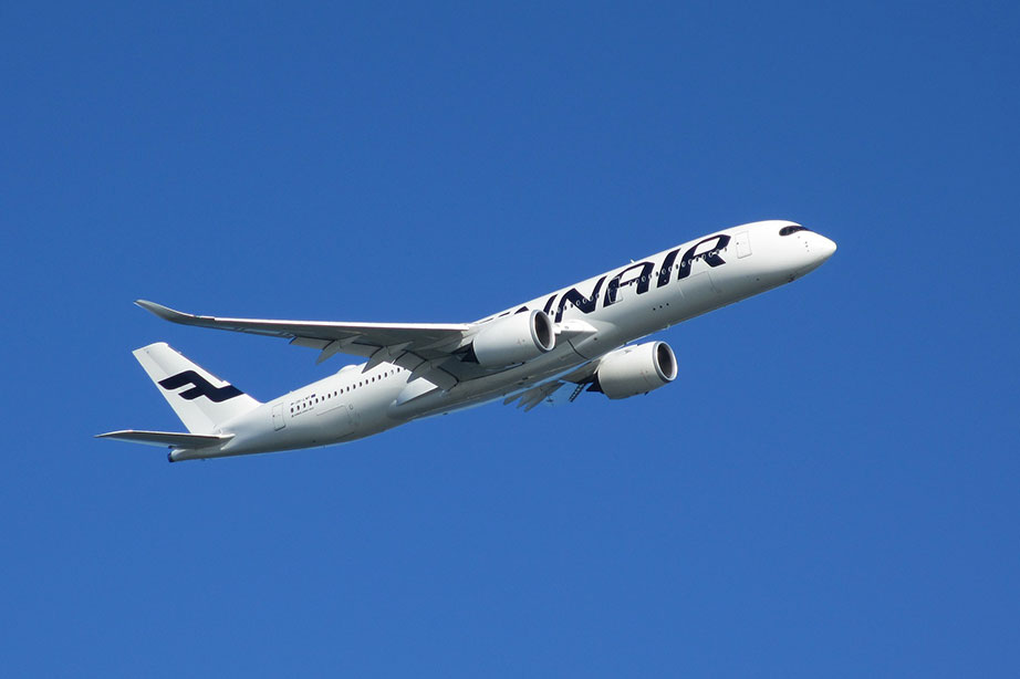 Finnair vliegtuig in de lucht