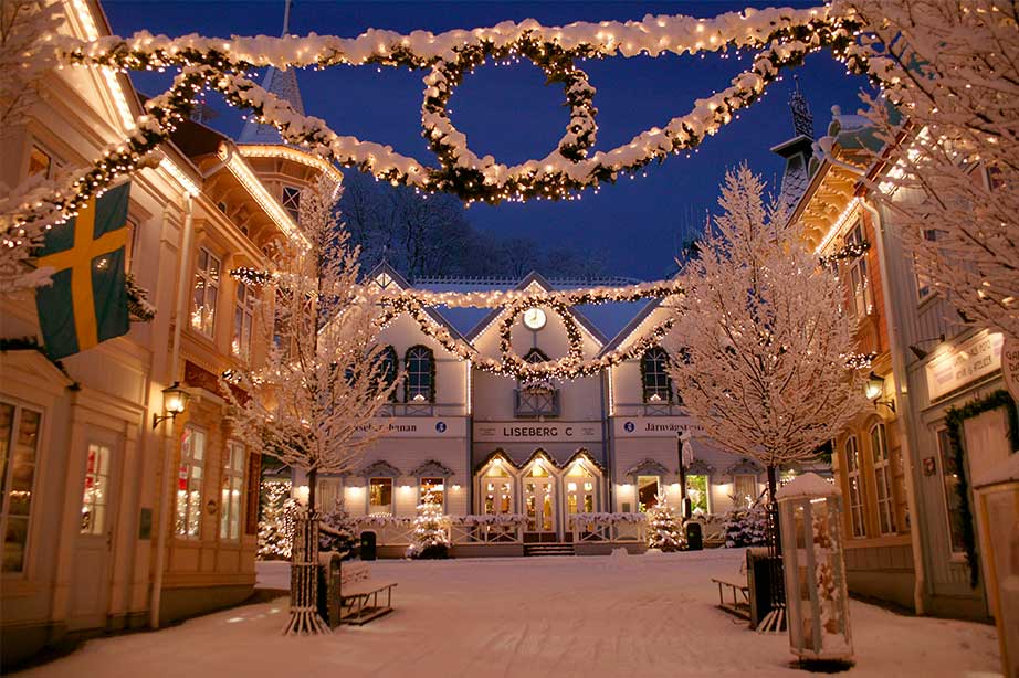 versierde straat met lichtjes en een laag sneeuw in Goteborg Liseberg pretpark