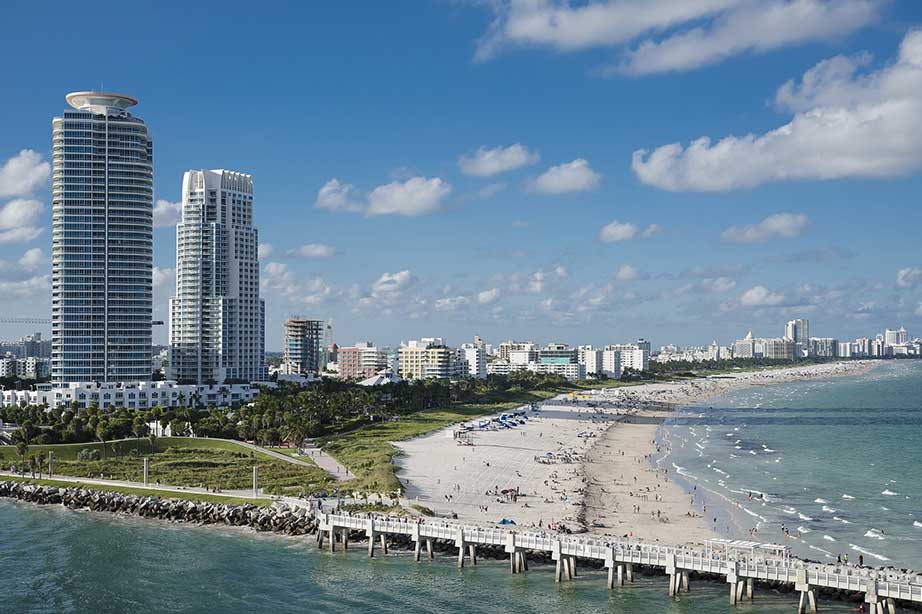 grote appartementengebouwen aan de kust met een wit zandstrand en blauwe zee