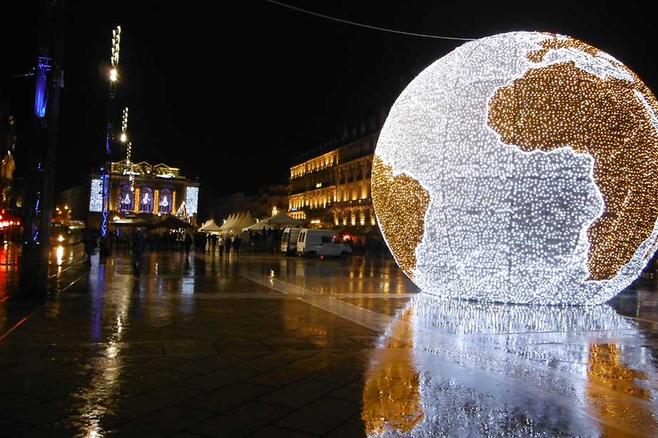 verlichting wereldbol op plein in montpellier