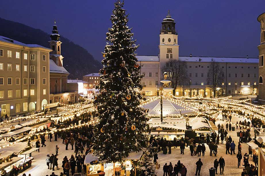 kerstboom op kerstmarkt plein Salzburg met sneeuw