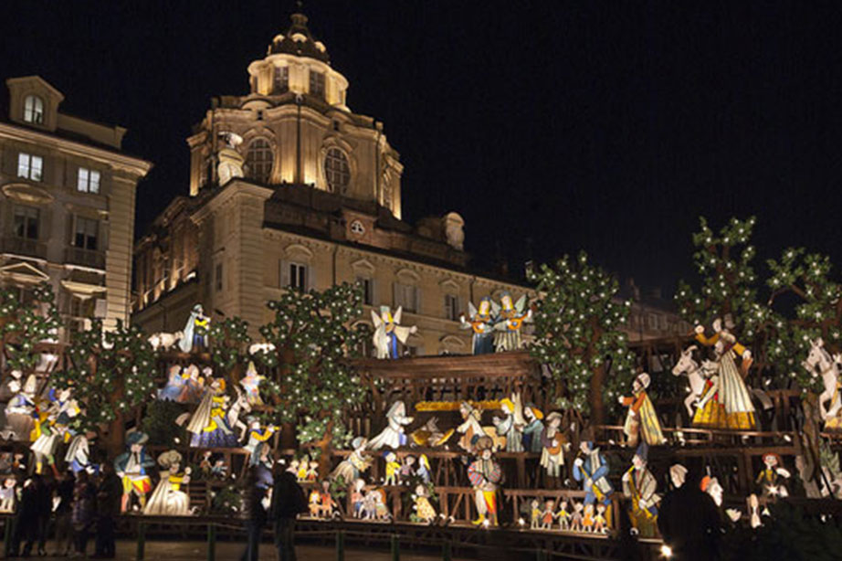 kerstmarkt met kerststal op plein in turijn