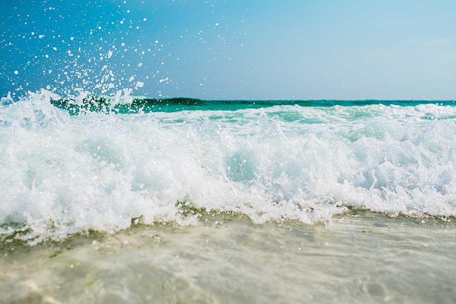 golven een groen blauwe zee en strand