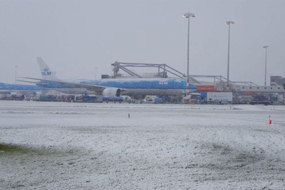 KLM toestel staat stil op baan vanwege dikke laag sneeuw