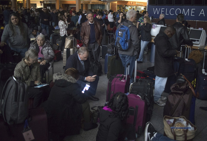 passagiers aan het wachten in het donker op atlanta airport