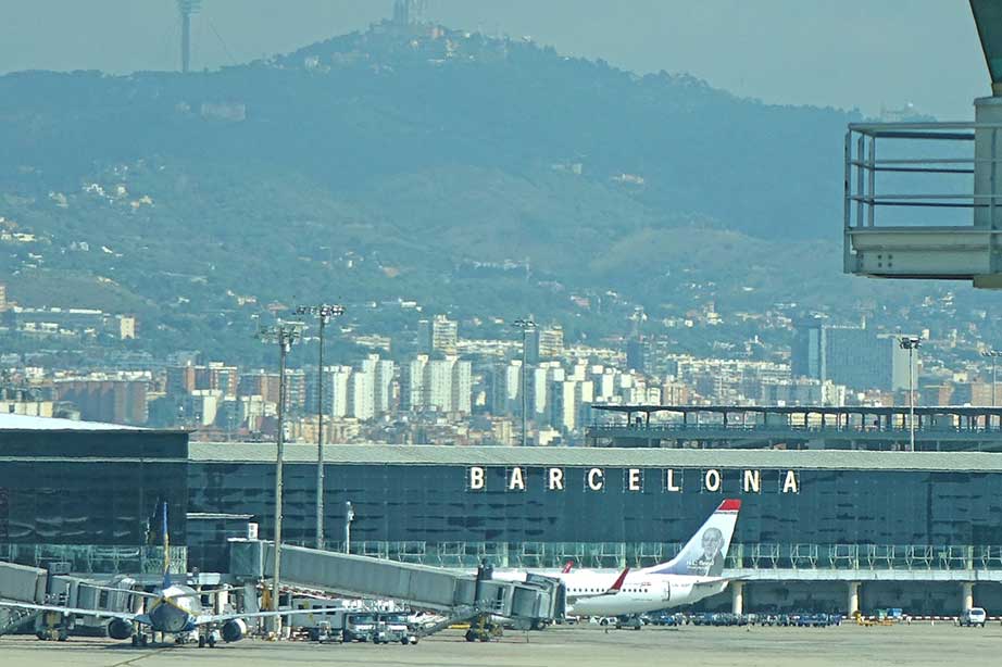 vliegtuig aan gate op barcelona airport
