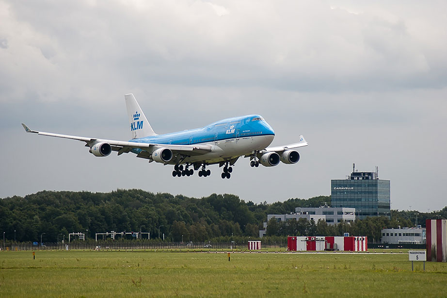 KLM vliegtuig landt op schiphol