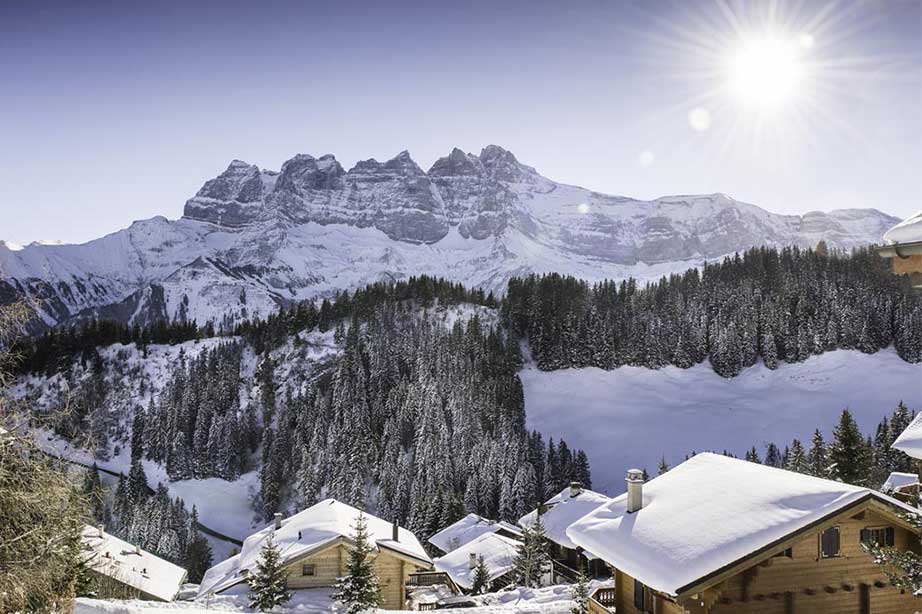 sneeuw op de bergtoppen en uitzicht over skigebied chambery