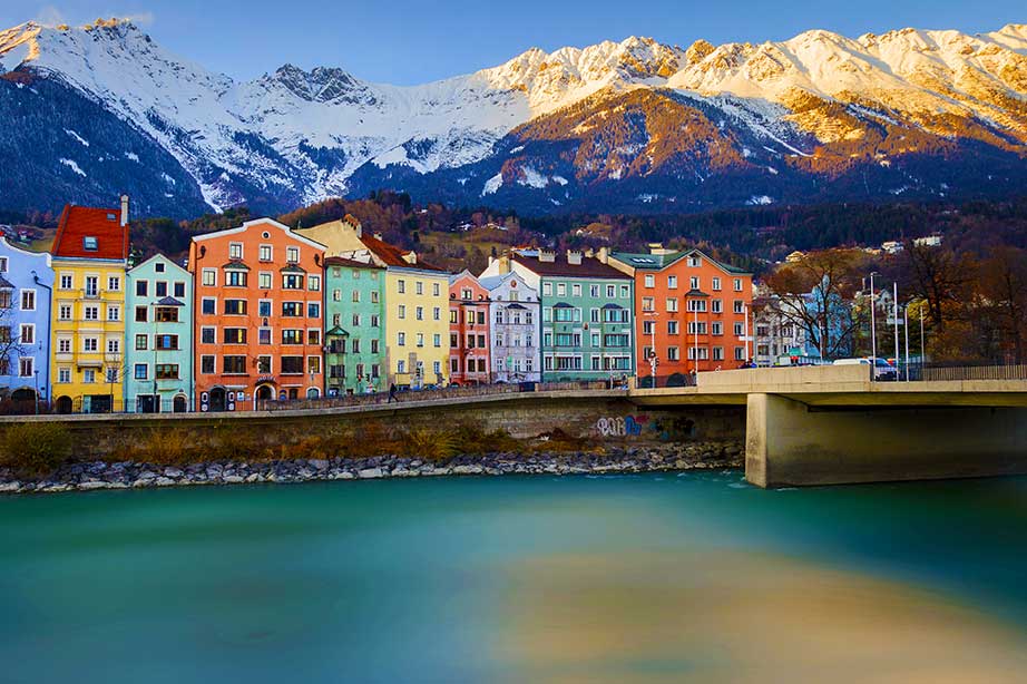 innsbruck huizen met water en uitzicht op besneeuwde bergen