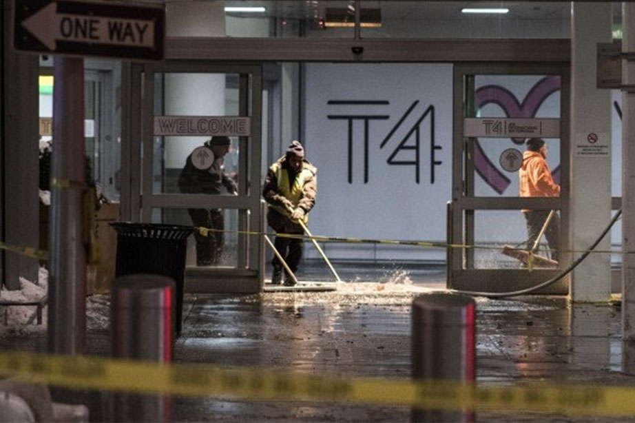medwerkers vliegveld JFK proberen water te lozen