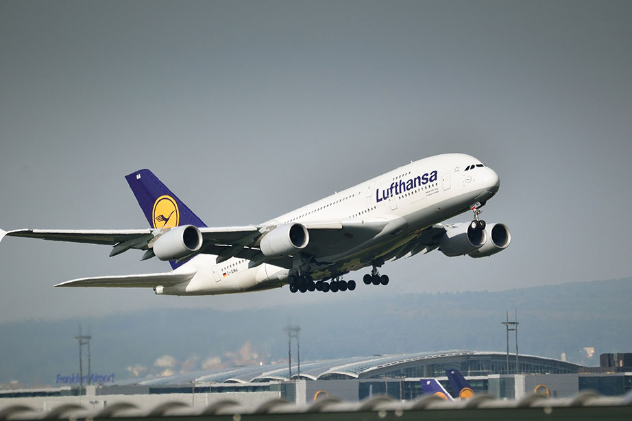 lufthansa vliegtuig stijgt op