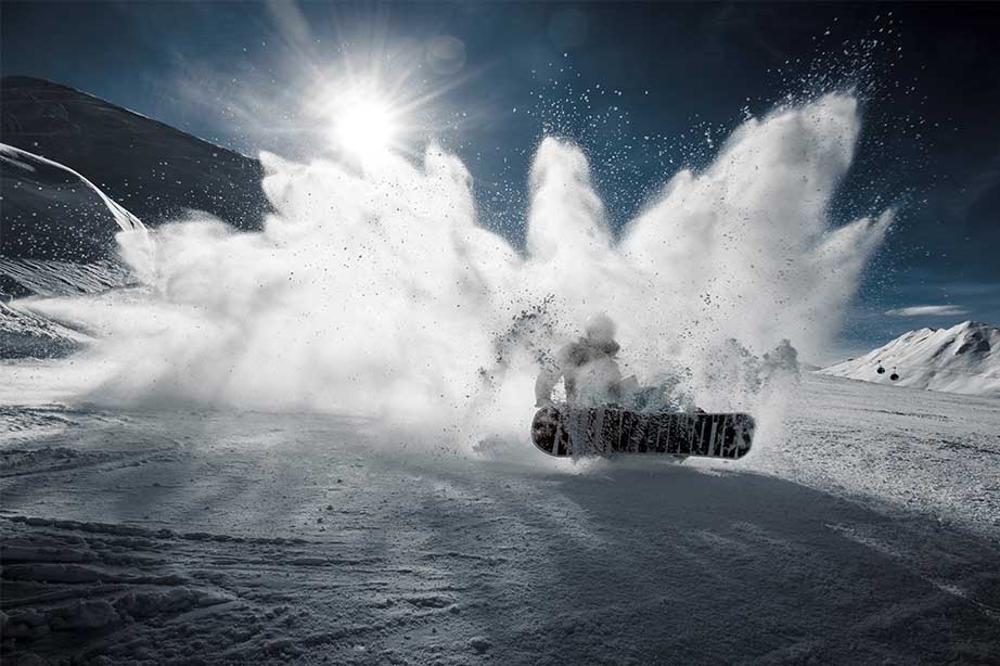 snowboarder gaat in de sneeuw van berg af