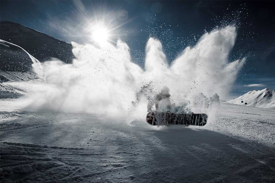 snowboarder gaat in de sneeuw van berg af