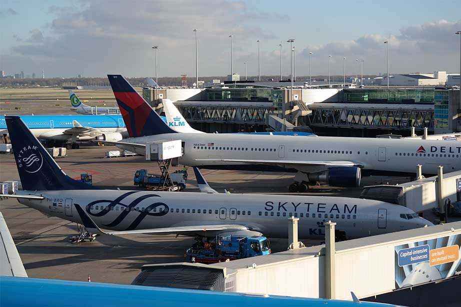 geparkeerde vliegtuigen op schiphol