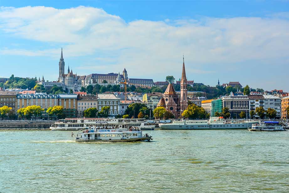 uitzicht over stad en rivier in boedapest