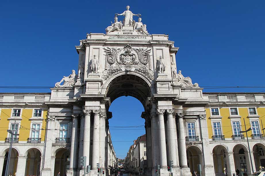 grote boog in lissabon met blauwe lucht