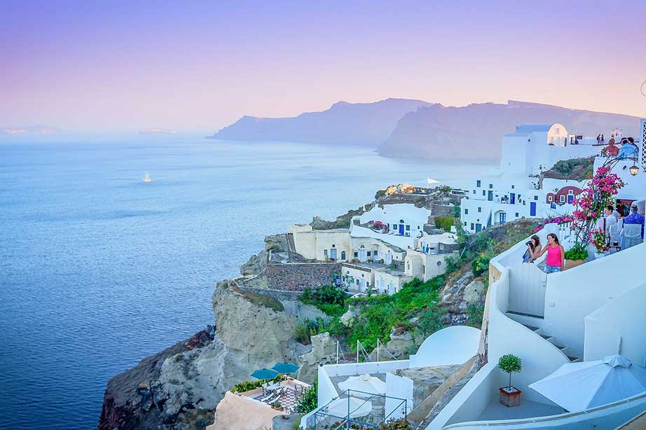 uitzicht over de zee vanaf Santorini bij zonsondergang