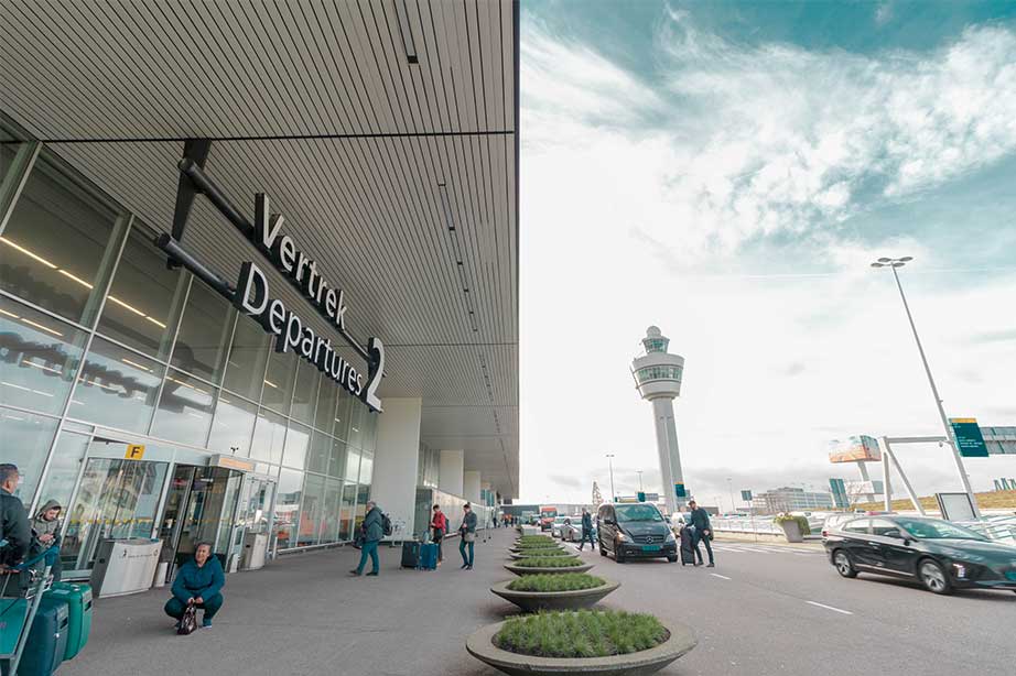 vertrekhal 2 op schiphol met verkeerstoren op de achtergrond