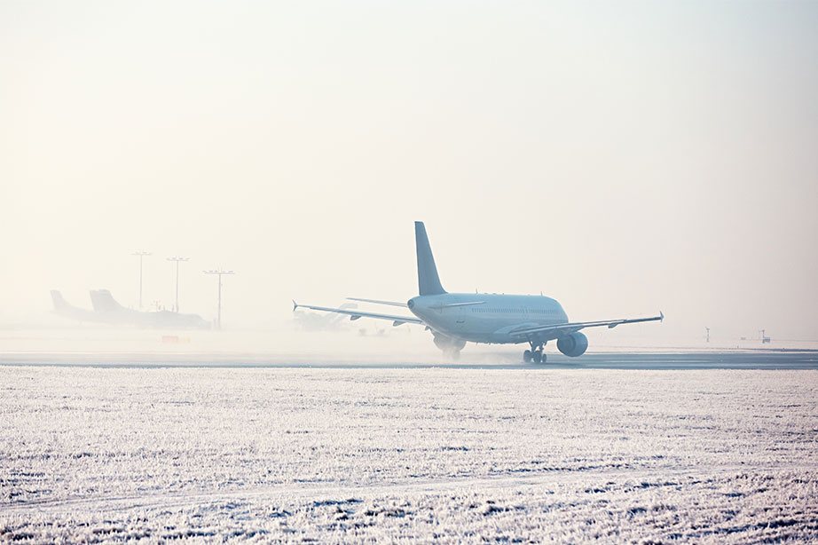Vliegtuig op landingsbaan in de sneeuw