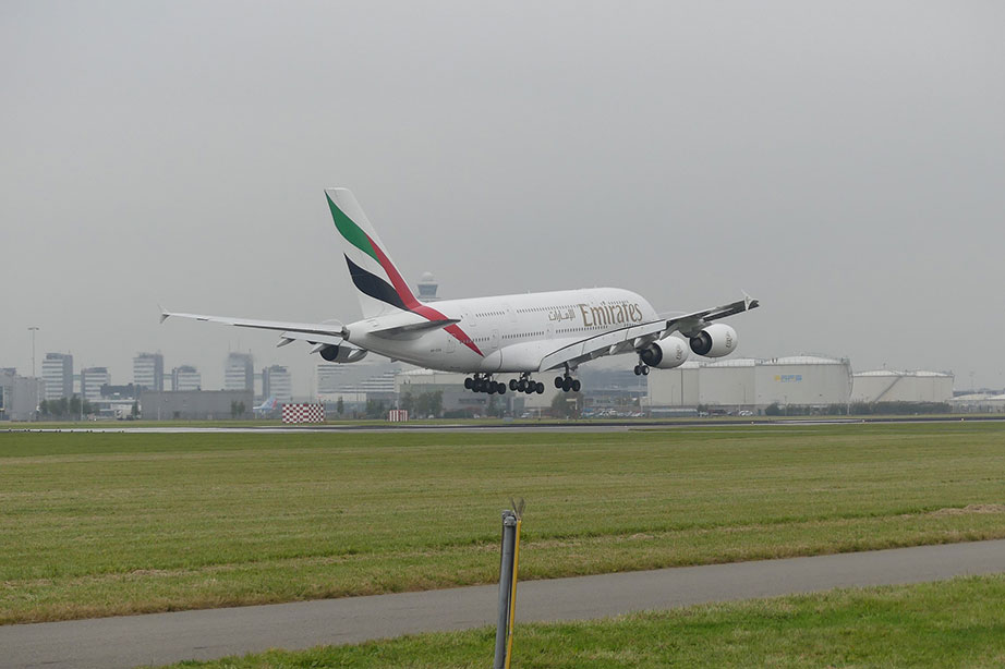 emirates vliegtuig stijgt op van eindhoven airport